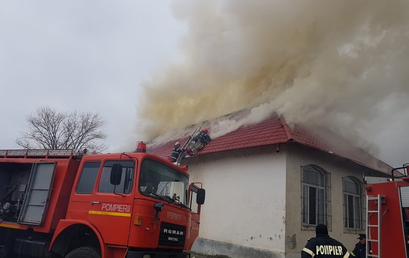 FOTO&VIDEO/ Incendiu într-o clădire a Liceului Tehnologic Transporturi Auto Craiova. Elevi și profesori, evacuați