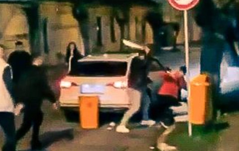 Anchetă a poliţiei, în urma unei bătăi în stradă, la Reghin, în care unul dintre cei implicați a folosit o macetă. Șase bărbați au fost reținuți