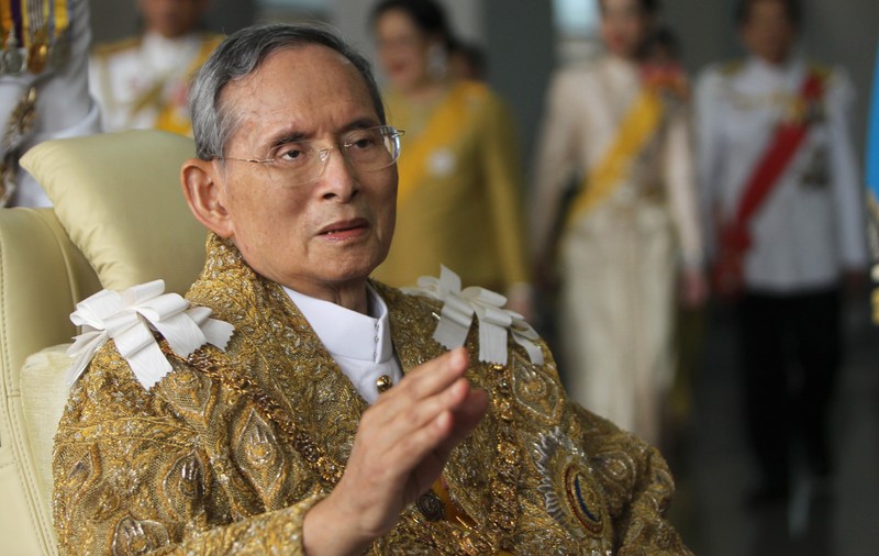 Regele Thailandei, monarhul cu cea mai îndelungată domnie, a murit. Un an de doliu național