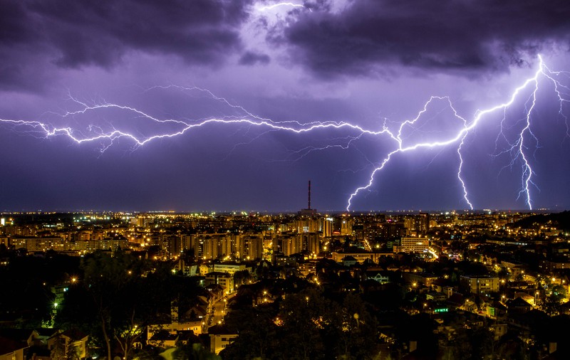 Lista de județe lovite de fenomene meteo extreme. Cod galben de furtuni și ploi de până la 40 l/mp