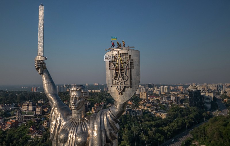Secera și ciocanul de pe Monumentul Patriei din Kiev, înlocuite de tridentul ucrainean. Câți bani s-au strâns pentru amplasarea simbolului. VIDEO