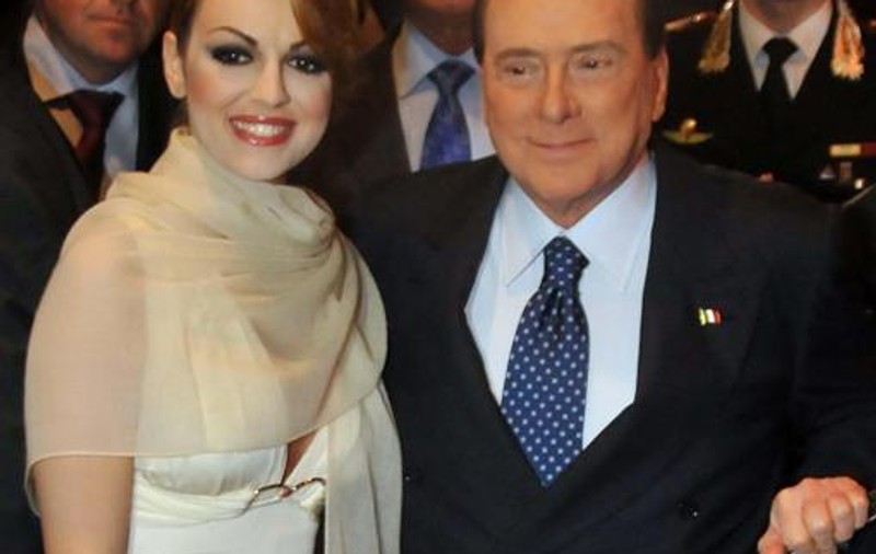 TU O CREZI? Uite cum îşi declară IUBIREA pentru Berlusconi LOGODNICA DE 28 DE ANI!