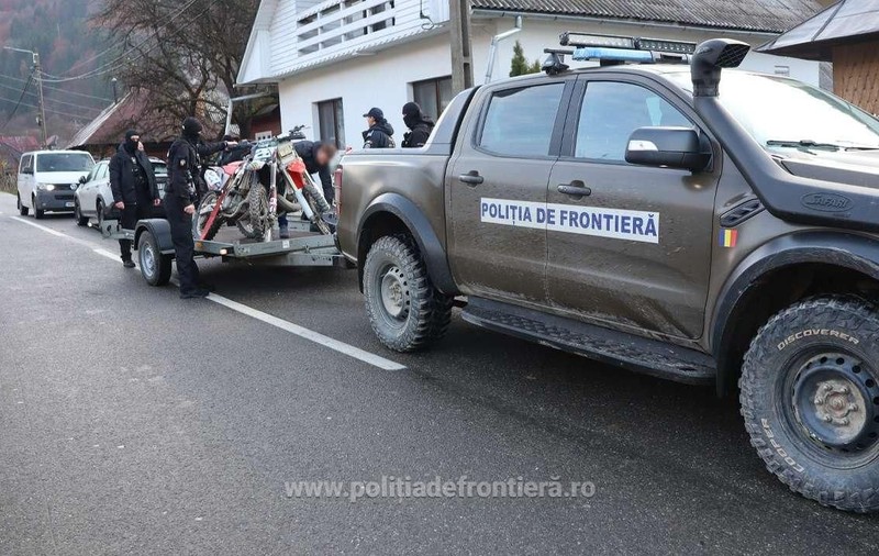 Doi fraţi români, prinși că aduceau ucraineni prin munţi, cu motociclete enduro. Cât au plătit fugarii