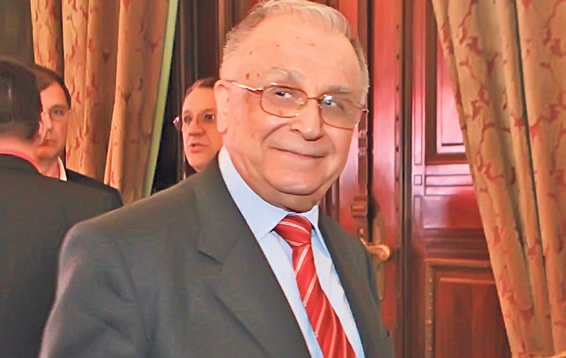 Ion Iliescu PRIVEȘTE NOSTALGIC spre TRECUT | FOTO de COLECȚIE