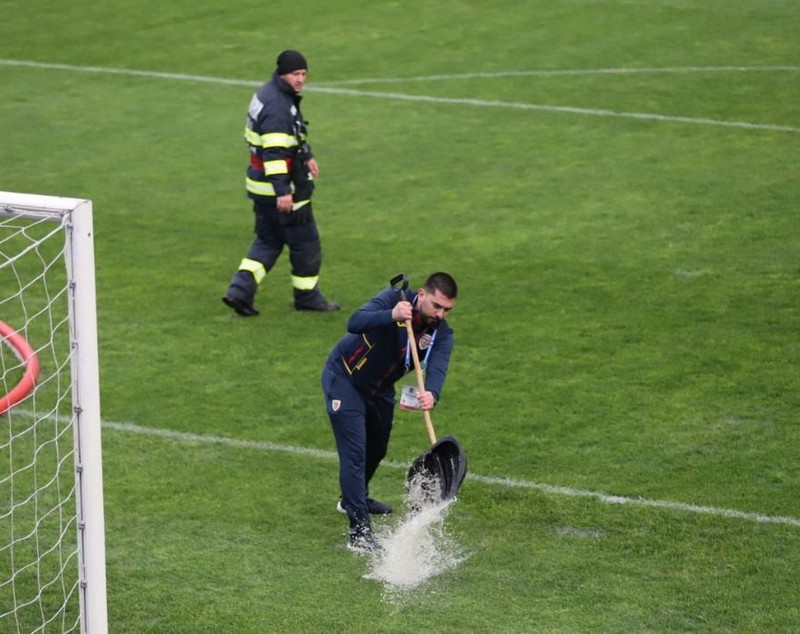 Meciul România - Cipru, în preliminariile CM de fotbal feminin, întrerupt din cauza furtunii din București