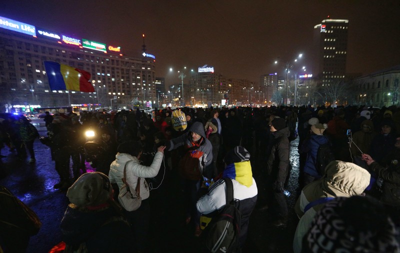 VIDEO/ Proteste în Piața Victoriei, după cererea de revocare a șefei DNA. Oamenii ies în stradă și în alte orașe