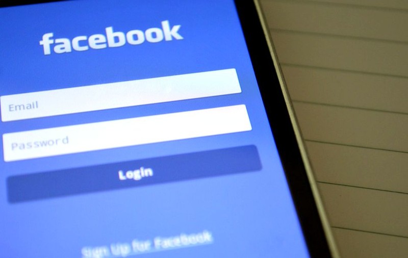 VIDEO | Iată cum ștergi istoricul căutărilor pe Facebook de pe iPhone