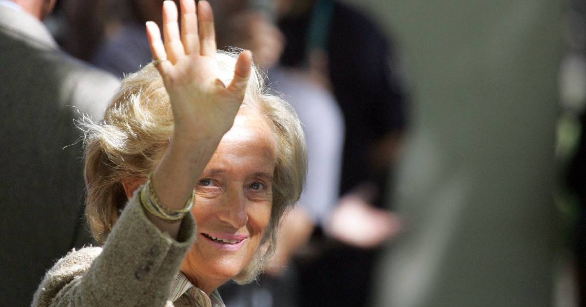 Bernadette Chirac face un semn de rămas bun cu mâna