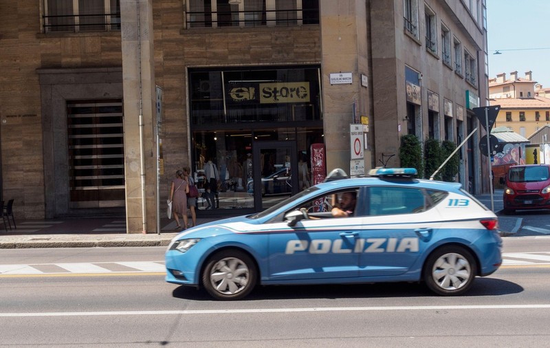 Un român de 65 de ani a fost prins când fura mâncarea și băutura dintr-un bar din Italia. Era înarmat cu 3 cuțite de bucătărie