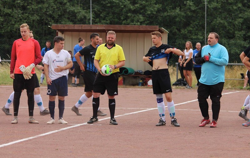 Un arbitru german de fotbal, vinovat că fluierat prea tare și a surzit un fotbalist. Ce daune trebuie să plătească