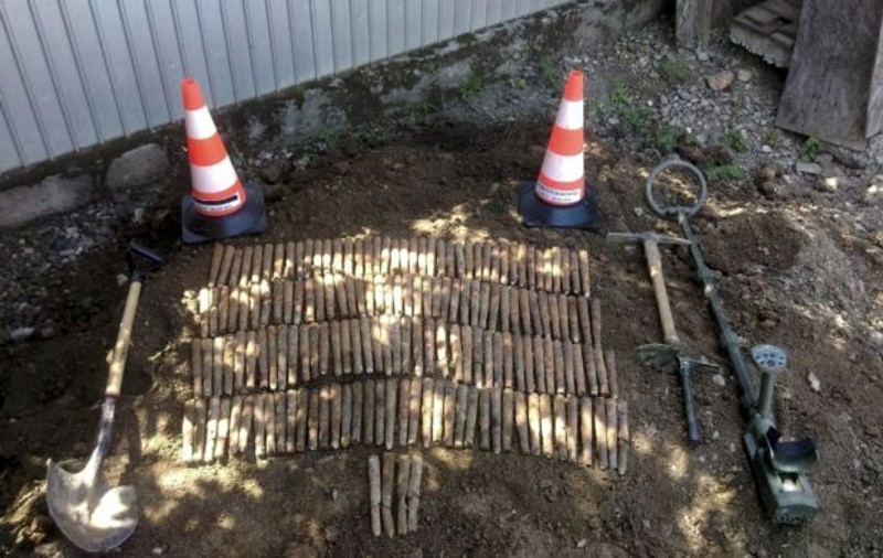 163 de proiectile din Al Doilea Război Mondial, găsite într-o gospodărie din Bacău