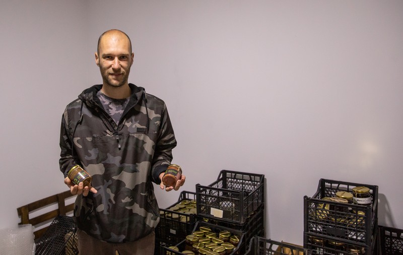 Miere și optimism în criza COVID-19. Un mic producător din Buzău vinde “mâncăruri primitive” și vrea să reînvie băutura dacilor