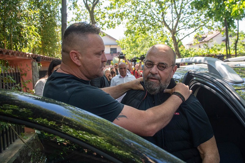 Primarul sectorului 5 al Capitalei, Cristian Popescu, este retinut de politsti pe un mandat de arestare in vederea executarii unei condamnari cu executare in Dosarul Colectiv, joi, 15 mai 2022, in Bucuresti. EDUARD VINATORU / MEDIAFAX FOTO