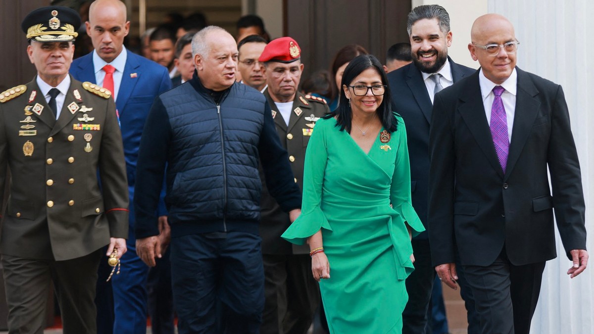 Delcy Rodriguez, flancată de fratele ei, Jorge Rodriguez (dreapta) și ministrul apărării Vladimir Padrino (stânga), zâmbind luni, a doua zi după capturarea lui Nicolas Maduro Foto: Profimedia