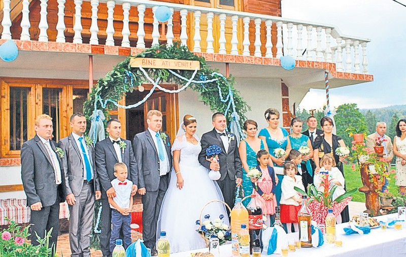 Dacă-i bal, bal să fie! Oriunde s-au aflat, românii au petrecut