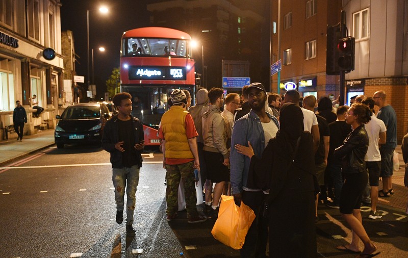 UPDATE| O mașină a intrat într-un grup de pietoni în Londra. O persoană și-a pierdut viața și opt au fost rănite