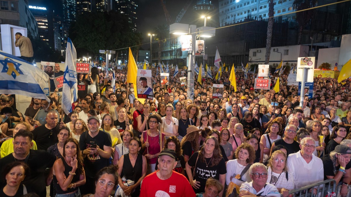 Protestatari în Piața Ostaticilor, în Tel Aviv, pe 17 august 2025