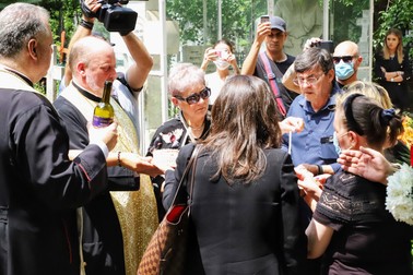 Oamenii s-au apropiat la mai puțin de doi metri pentru ”Veșnica pomenire” FOTO: Eli Driu