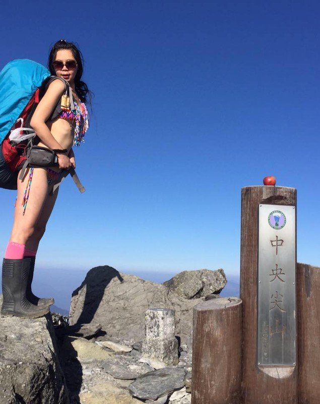 FOTO | O tânără din Taiwan cunoscută drept "Alpinista în bikini" a fost găsită înghețată pe munte după ce a căzut de la înălțime