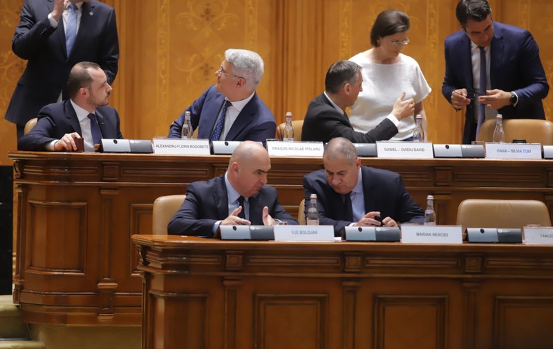 Cronica unei moțiuni de cenzură ratate: bancuri, plictiseală și clinciuri. Opoziția a bifat cel mai umilitor vot din ultimii 16 ani