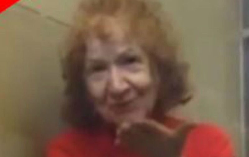 O bunicuţă "inofensivă" a decapitat şi tranşat 10 oameni. Nimeni nu bănuia ce face în apartament VIDEO
