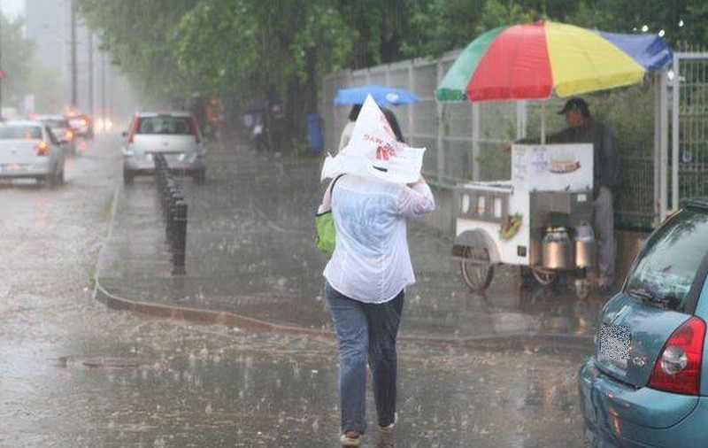Avertizare meteo: COD GALBEN de ploi abundente în zece judeţe, până marţi dimineaţă 