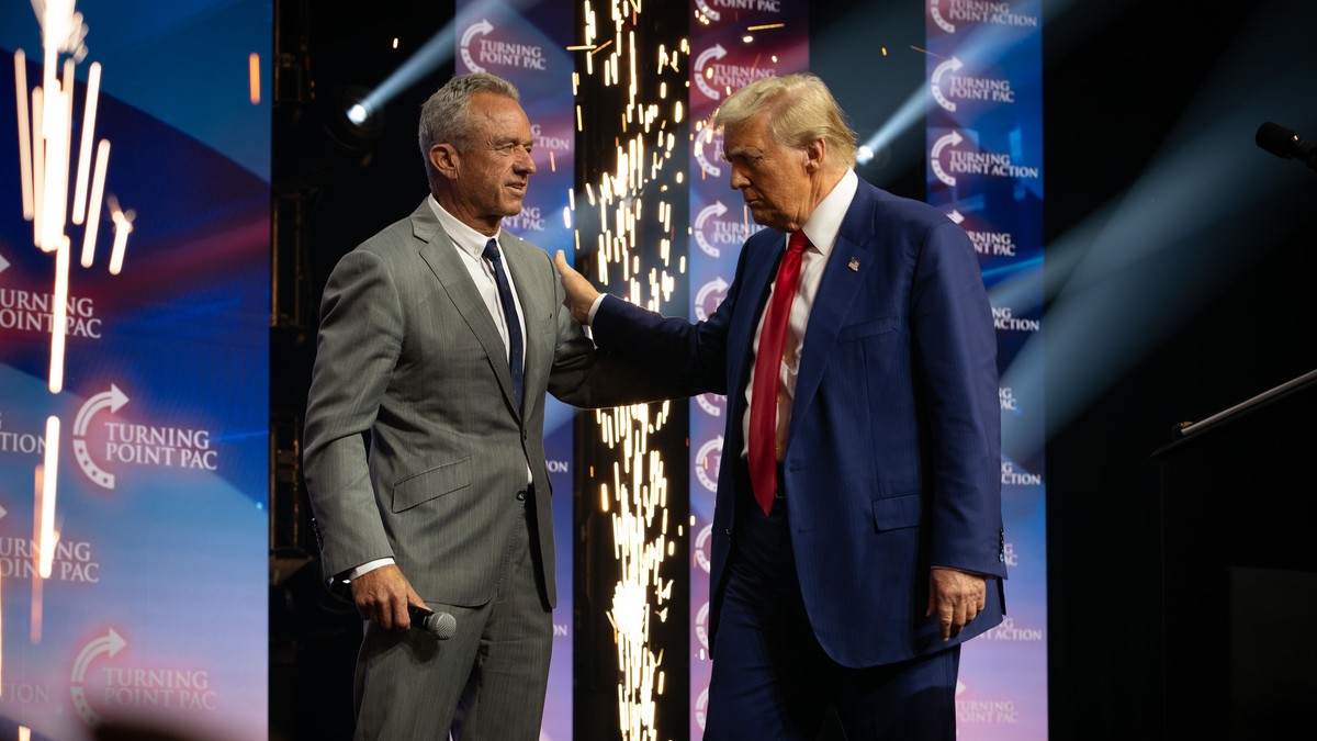 Robert F. Kennedy Jr. (stânga) și Donald Trump (dreapta) pe scenă