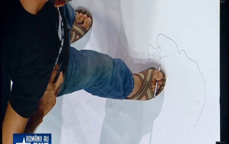ROMÂNII AU TALENT | A uimit juriul şi publicul, DESENÂND CU PICIOARELE | FOTO