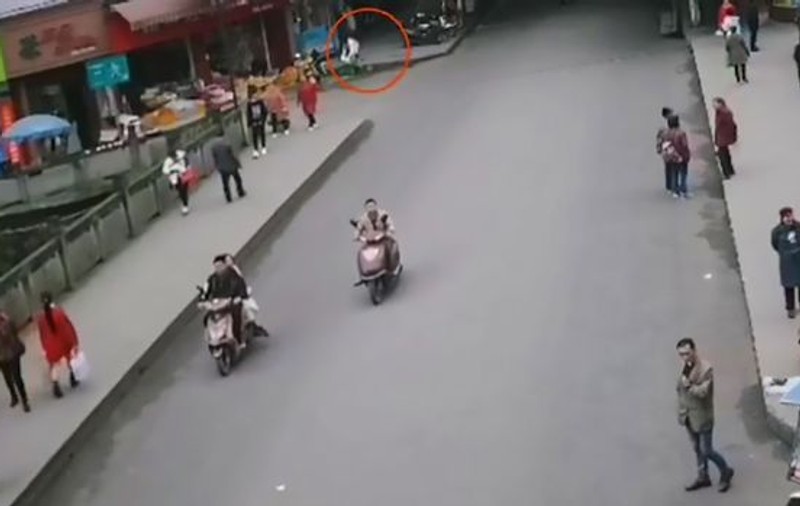 VIDEO | O mamă și-a aruncat copilul la un coș de gunoi de pe stradă! Micuțul i-a fost lăsat în continuare în grijă