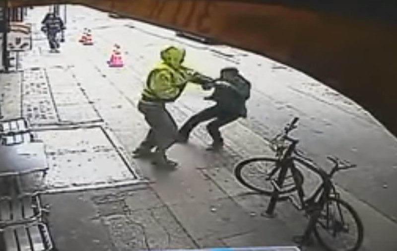 VIDEO | Scenă înfiorătoare: un om al străzii a împins un bărbat sub roțile unui camion!