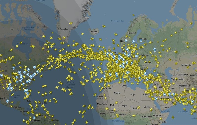 Șir de avioane deasupra Oceanului Atlantic datorită unui fenomen rar. Vântul bate cu 200 de km/h