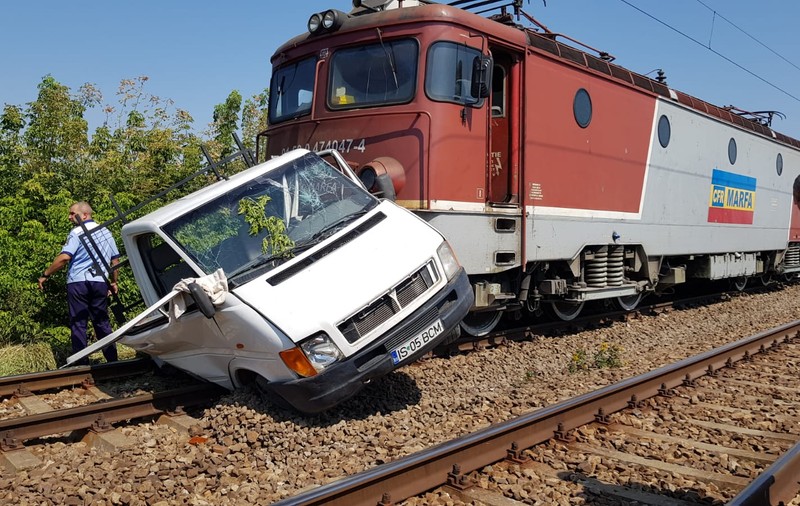 Accident feroviar mortal. Doi copii au sărit pe geamul mașinii atunci când au văzut trenul