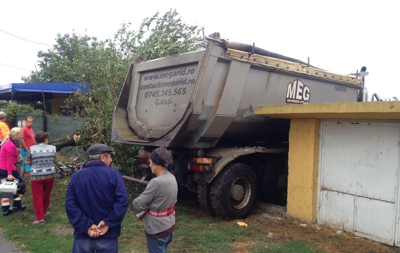 Accident în județul Galați! Un șofer a «parcat» camionul într-o curte