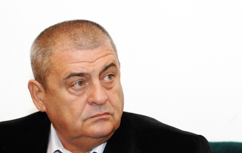 Silvian Ionescu, fost șef al Gărzii de Mediu, declarat de Curtea de Apel „lucrător” al Securității. Acuzat că a îngrădit drepturile și libertățile unei românce puse să-și spioneze soțul francez
