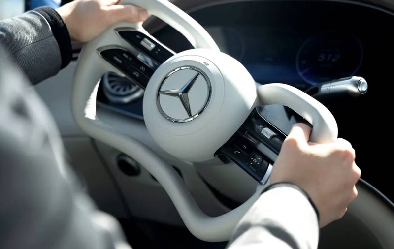 Mercedes-Benz va lansa direcția digitală: primul model cu volan tip manșă de avion, din 2026