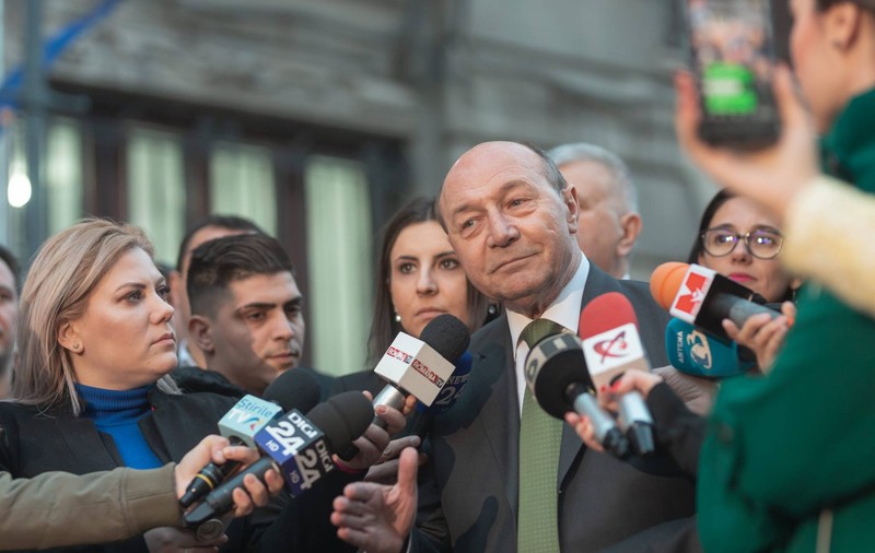 PMP a depus lista de candidaţi pentru alegerile europarlamentare la BEC. Traian Băsescu: "Campania e o bătălie cu Dragnea"