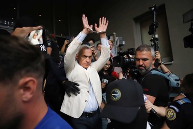 Călin Georgescu a ieșit încătușat din sediul DIICOT, după ce a fost reținut 24 de ore. Foto: Dumitru Angelescu / Libertatea