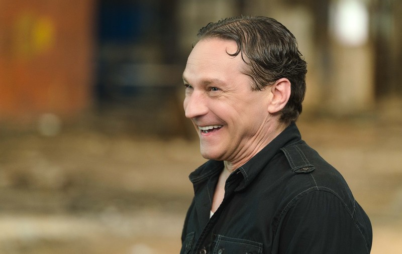 Copilăria fără jucării care l-a format pe George Ivașcu. Actorul face dezvăluiri neașteptate la „Dincolo de copertă”: „Îmi inventam jocuri”
