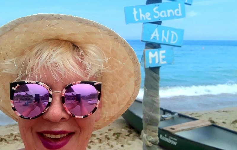 Silvia Dumitrescu, în costum de baie la malul mării. Prima baie la 15 grade Celsius