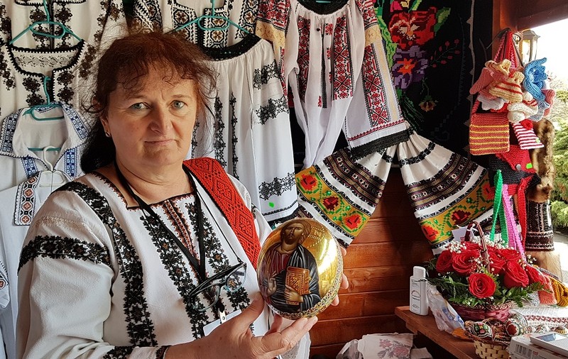Ouă de struț acoperite cu foiță de aur. Bucovineanca Maria Gălan are o tehnică specială / VIDEO