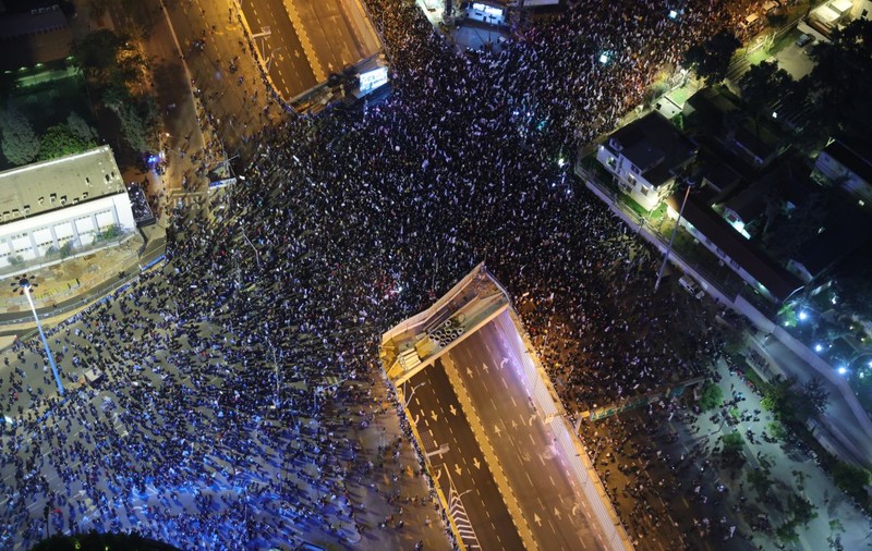 Noi proteste în Israel față de reformele guvernului Netanyahu. Peste 100.000 de oameni au ieșit pe străzile din Tel Aviv