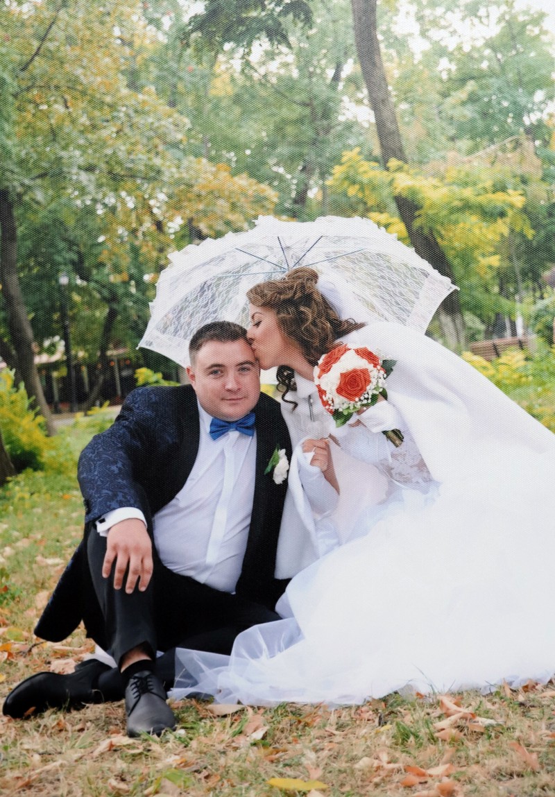 Adrian și Elena au făcut fotografiile pentru albumul de nuntă în grădina publică din Galați, unde s-au cunoscut. Foto: Sorin Cioponea