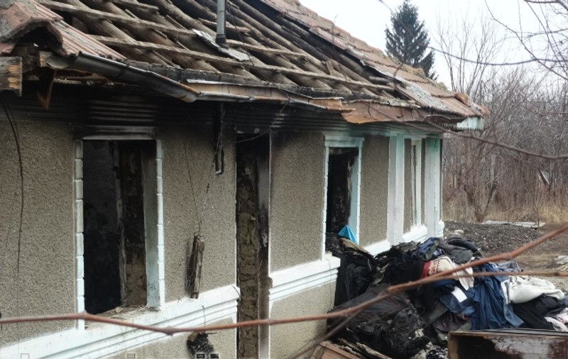 O femeie din Buzău a incendiat casa în care dormeau beți soțul și cumnatul ei. Criminala a fost arestată
