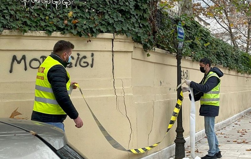 Palatul lui Gigi Becali din centrul Capitalei, vandalizat de ultraşi. Reacţia patronului FCSB: „Vreau să facă pușcărie!”