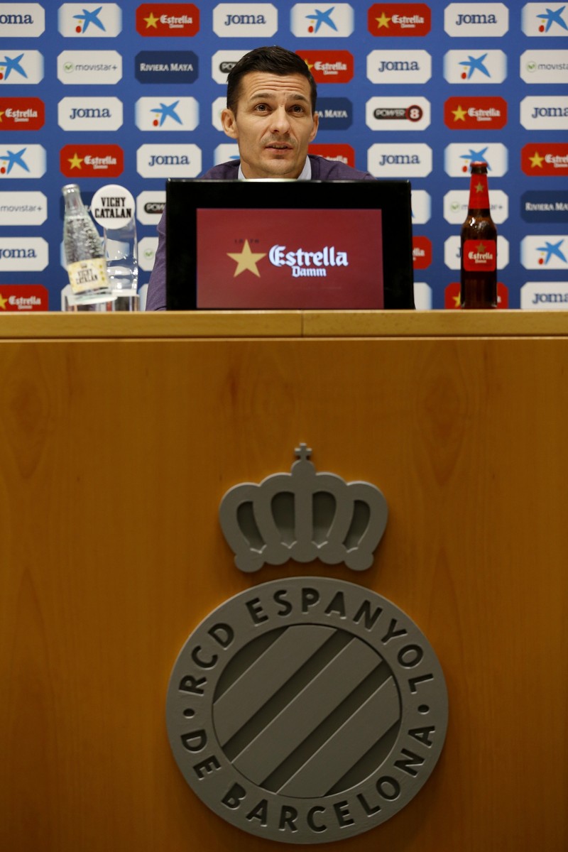 epa05069246 Romanian Constantin Galca, new RCD Espanyol's head coach, attends a press conference during his presentation in Barcelona, northeastern Spain, 14 December 2015. EPA/Alejandro Garcia