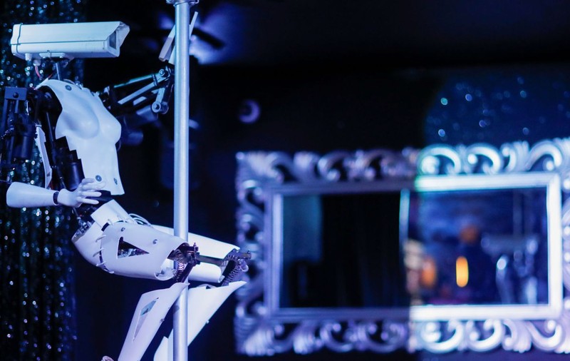 Roboții care dansează la bară, noua atracție într-un club de striptease din Franța / VIDEO