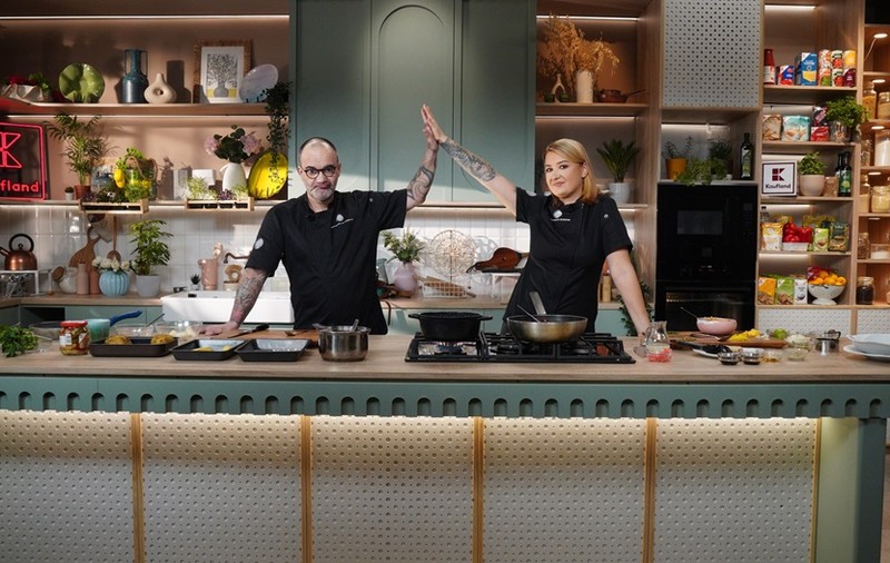 Hello Chef sezonul 9 revine la Antena 1, din 22 februarie. Ce invitați vor avea Chef Roxana Blenche și Chef Samuel le Torriellec