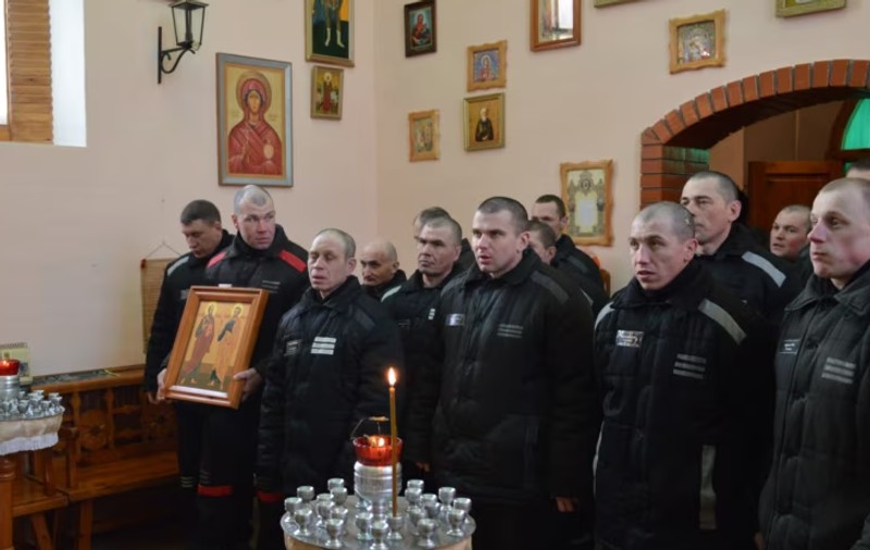 „Mai bine în război decât în pușcării”. Aproape jumătate dintre deținuții din Omsk luptă în Ucraina „pentru a evita tortura”, spun activiștii ruși