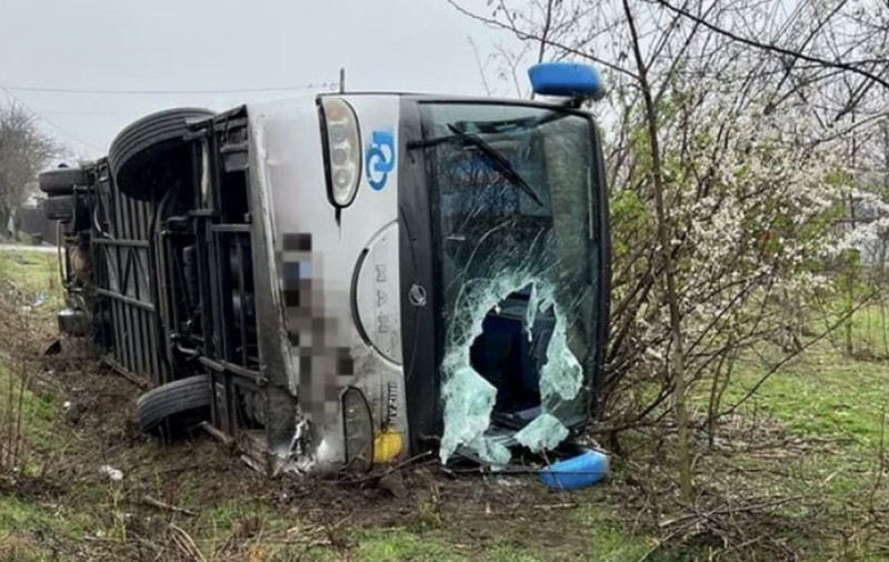 Un autocar cu 20 de persoane s-a răsturnat în Cluj. Un bărbat de 70 de ani a murit și 11 persoane au fost rănite. A fost activat Planul Roșu de Intervenție
