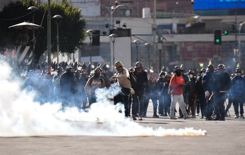 Proteste sângeroase în Bolivia, după o inflație record de 14%. Minerii și fermierii au atacat polițiștii și cer demisia președintelui Rodrigo Paz